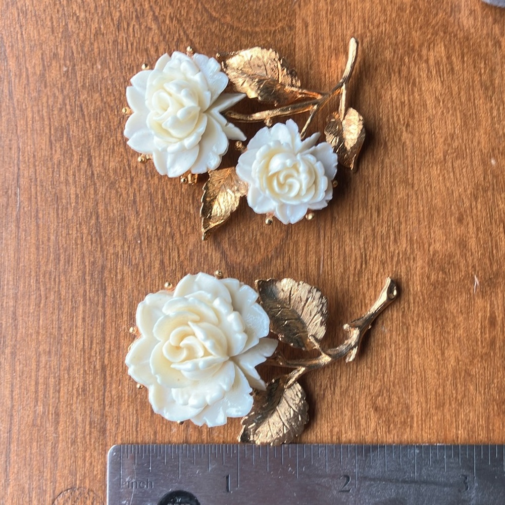 Elegant White Rose Brooches with Gold Accents - Picture 2 of 5